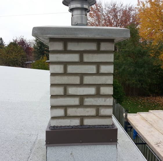 Petite cheminée en brique blanche